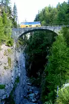 Ein Irisbus Crossway auf der Linie 12.253 Le Châble - Mauvoisin auf einem Viadukt unterhalb vom Lac de Mauvoisin; 21.08.2016