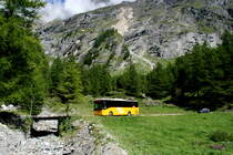 Als ich heute an dieser Stelle auf das Postauto wartete, stand ich mitten in einer kleinen Popoulation Murmelis. Es entstanden schöne Bilder von den Tieren, die ich auf Tier-Fotos veröffetlicht habe. Ein Irisbus Crossway auf der Linie 12.253 Mauvoisin - Le Châble zwischen Mauvoisin und Bonatchiesse; 21.08.2016
