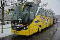Am 23.01.2016 steht HX-RS 5040 (Setra S 516 HDH / Mikus Reisen) am Olympischer Platz in Berlin.
