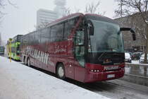 Am 23.01.2016 steht dieser Neoplan Tourliner (HX-PO 3333) an der Masurenallee in Berlin.
