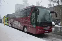 Am 23.01.2016 steht dieser Neoplan Tourliner (HX-PO 3333) an der Masurenallee in Berlin.
