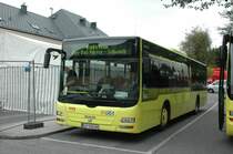 Schmecken lassen. Ein pausierender MAN am 23.08.08 vor dem Hbf in Wrgl