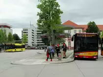 Zwei neue Solaris Urbino 12 am 22.08.16 in Hanau Freiheitsplatz. Der eine von Stroh Bus und der andere der Hanauer Straßenbahn Wagen 16