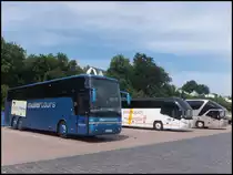 Van Hool T916 von MüllerTours aus Deutschland und Neoplan Citylner von Weihrauch-Uhlendorff aus Deutschland und Neoplan Starliner von Univers aus Deutschland im Stadthafen Sassnitz am 27.06.2014