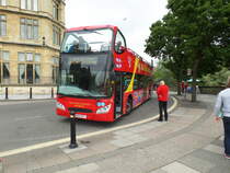 Stadt-Rundfahrtbus am 19.6.2016 in Bath im Westen Englands in der Grafschaft Somerset /