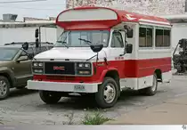 GMC Ventura 3500 mit Blue Bird Aufbau, aufgenommen am 16. Mai 2016 in Hannibal, Missouri / USA