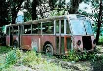 Historischer Autofriedhof G�rbetal, Kaufdorf: Dieser Berna/Gangloff aus dem Jahre 1951 steht schon seit Jahren auf diesem Gel�nde. Er fuhr f�r den SAT (St�dtischer Autobus Thun) als Nummer 6. Das Foto entstand am 27. Juli 2008