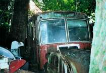 Historischer Autofriedhof G�rbetal, Kaufdorf: Buchst�blich im Wald zwischen den B�umen steht dieser Berna/Gangloff aus dem Jahre 1949! Er fuhr einmal als Nummer 4 des St�dtischen Autobusses in Thun (SAT). Diese Aufnahme ist vom 27. Juli 2008 (weitere Fotos von diesem Autofriedhof habe ich unter  Fahrzeugbilder.de  eingestellt. 