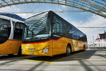 Ein IVECO Crossway von PostAuto, steht am 21.7.2016, bei der Haltestelle Chur, Postautostation.