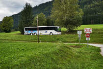 Noch verrichten die Züge der Gailtalbahn (hier im Vordergrund), alle zwei Stunden ihren Dienst. Die OGV fährt mit ihren Bussen hier im Oberen Gailtal gerade mal ungefähr 6 Kurse pro Richtung.
Ab dem Fahrplanwechsel im Dezember 2016 wird der Spies jedoch umgedreht. Da die Gailtalbahn zwischen Hermagor und Kötschach, der SPÖ und vor allem den GRÜNEN Politikern, zu Opfer fällt, wird der Busverkehr ab Fahrplanwechsel auf einen Stundentakt angehoben. Der Vertrag für diesen Schienennachfolgeverkehr läuft vorerst für acht Jahre, kann aber jederzeit auch wieder aufgekündigt werden. Dies steht natürlich in keinem Verhältnis zur Bahn, diese genau 101 Jahre Mobilität ins Obere Gailtal brachte.
Ob also die Befürchtungen der Bürgermeister wahr werden und dieser Stundentakt dann bald auch wieder auf einen reinen Schülerverkehr zurückgesturzt wird, bleibt abzuwarten.
Solange jedoch der Verkehrslandesrat Rolf Holub von den GRÜNEN weiterhin im Amt bleibt, wird der Öffentliche Verkehr in Kärnten auch weiterhin gefährdet sein.

Zum Bild:
Ein SETRA S 417 UL der OGV fährt zwischen Kirchbach im Gailtal und Waidegg vorüber.
Unterwegs war der Bus auf der Kfl. 5058 von Mauthen nach Hermagor Gasserplatz.
Aufgenommen am 6.9.2016.