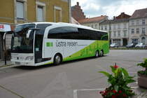Am 26.06.2016 steht H-UR 915 am Neustädtischer Markt in Brandenburg an der Havel. Aufgenommen wurde ein Mercedes Benz Travego der Üstra.
