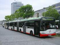 Solaris Urbino 18 Wagen 0467,Linie CE31 nach Hattingen kurz vor der Bereitstellung im Bochumer Hbf./Busbf.,dahinter steht ein
Solaris Urbino 12.(27.08.2009)