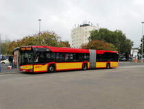 HSB Solaris Urbino 18 Wagen 82 am 04.10.16 in Hanau Hauptbahnhof 