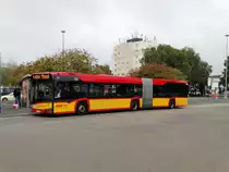 HSB Solaris Urbino 18 Wagen 82 am 04.10.16 in Hanau Hauptbahnhof 