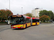 HSB Solaris Urbino 18 Wagen 82 am 04.10.16 in Hanau Hauptbahnhof