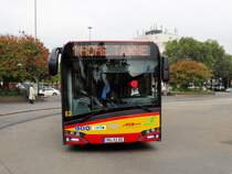 HSB Solaris Urbino 18 Wagen 82 am 04.10.16 in Hanau Hauptbahnhof
