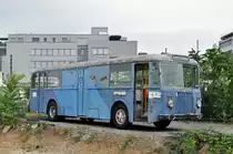 Alter, leider nicht gut erhaltener Saurer Bus steht hinter dem Tramdepot im Dreispitz. Die Aufnahme stammt vom 04.09.2016.