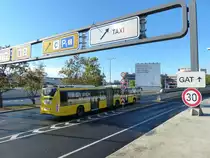 Scania Citywide der BVG, Wagen 4485 an der Auffahrt Flughafen Berlin-Tegel im September 2016.