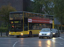Ein MAN Doppeldecker biegt in den Theodor Heuss Platz ein. 07.10.2016 18:04 Uhr.