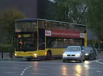 Ein MAN Doppeldecker biegt in den Theodor Heuss Platz ein. 07.10.2016 18:04 Uhr.