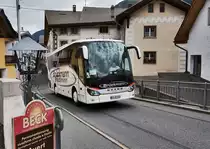 Ein SETRA S 511 HD von Brückmann Reisen fährt in Sta. Maria Val Müstair vorüber.
Aufgenommen am 9.10.2016.