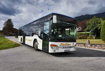 Ein Setra S 415 NF von Siebler Reisen, aufgenommen nahe der Haltestelle Berg im Drautal Mehrzweckhaus.
Unterwegs war der Bus auf der Kfl. 5021 als Kurs 11 (Oberdrauburg Bahnhof - Gerlamoos).
Aufgenommen am 9.10.2016.