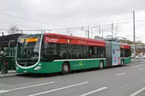 Mercedes Citaro 7011, auf der Linie 36, bedient die Haltestelle am Badischen Bahnhof. Die Aufnahme stammt vom 09.11.2016.