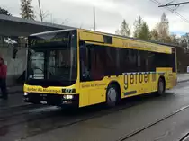 Bernmobil MAN 477 mit neuer Werbung für Gerber AG Münsingen, am 17.11.16 beim Holenacker.