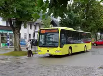 Wer kann sich noch erinnern, als in Deutschland noch Postbuslinienverkehr gab? Ich erinnere mich noch als im Saarland neben Bahn- auch Postbusse unterwegs waren. Ende der 1970er und Anfang der 1980er wurde das Ende der Busse der Deutschen Bundespost eingeläutet. In der Schweiz und in Österreich hat sich der Postbus nicht verdrängen lassen, auch wenn er in Österreich unter ÖBB Regie fährt. Eine MB Citaro der ÖBB Postbus wartet vor dem Bahnhof in Mittenwald auf Fahrgäste in Richtung Österreich.
17.09.2016