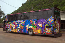 Volvo Touristikbus in der Nähe des Strandes am Golf von Thailand in Bang Pu.