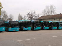 VGF/ICB Solaris Urbino 12 Alt der 1. von rechts und links 4 neue am 26.11.16 im ICB Betriebshof Frankfurt Rebstock. Ich habe natürlich gefragt ob ich auf den Gelände Fotos machen darf und ich durfte und ich durfte