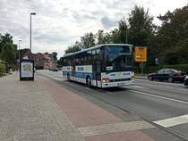 Unter aller normalsten Bedingungen wäre dieses Foto gar nicht entstanden: ich bin schon eher weg, ich nehme genau diesen Bus oder ich kann gerade nicht. Doch keine Regel ohne Ausnahme - Und so konnte ich am 19.09.2016 diesen schönen alten Setra S300er in der Hochflurvariante von Frie-Reisen (ansässig in Steinfurt-Borghorst) an der Haltestelle  Paulinum  fotografieren.
Mittlerweile lässt sich hier eine andere Rarität bewundern: um die selbe Zeit ist an Schultagen (so will es der Fahrplan) ein MAN-Midibus von Erfmann im Einsatz (auch wenn der Setra den Anforderungen gerechter wurde ^^)