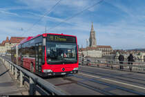 BERNMOBIL Citaro 862 überquert am 27. November 2016 auf der Linie 19 die Kirchenfeldbrücke. Im Hintergrund das Berner Münster.