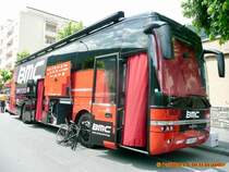 Van Hool als Mannschaftscar vom Radteam BMC am 22.7.14 in Martigny.