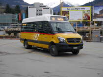 Postauto - Kleinbus von Mercedes beim Bahnhof in Ilanz am 25.11.2016