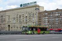 Russland / Bus Moskau / Bus Moscow: Oberleitungsbus BKM (Belkommunmash) AKSM-321, aufgenommen im Juli 2015 im Stadtgebiet von Moskau. 
