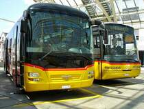 Ein MAN und Neoplan am 22.6.13 auf dem Postdeck Chur.