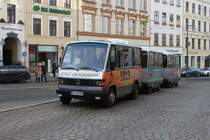 Dieser Mercedes Rundfahrtenbus mit Geschwindigkeitsbeschränkung 20 km/h war am 10.12.2016 mit zwei Anhängern in der Innenstadt von Görlitz unterwegs.