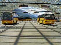 2 verschidene Neoplan standen am 7.7.13 auf dem Postdeck Chur und warteten auf Fahrgäste.
