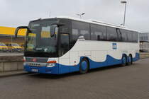 Setra 415 GT-HD des DB-Tochterunternehmen UBB stand am 18.12.2016 in Höhe Rostock Hauptbahnhof/Süd abgestellt.
