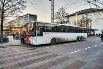 Ein Mercedes-Benz Integro von POSTBUS wartet an der Haltestelle Salzburg Hauptbahnhof, auf die Abfahrt nach Bad Ischl Bahnhof (Busterminal).
Unterwegs war der Bus auf der SVV-Linie 150 als Kurs 135.
Aufgenommen am 10.12.2016.