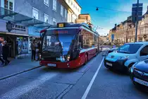 Ein SOLARIS Trollino 18 MetroStyle der SLB, fährt als Linie 4 (Forellenwegsiedlung - Langwied (Kehre)), nahe der Haltestelle Theatergasse vorüber.
Aufgenommen am 10.12.2016.