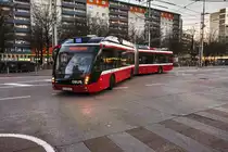 Ein SOLARIS Trollino 18 MetroStyle der SLB, fährt als Linie 2 (Walserfeld Schule - Obergnigl), in die Haltestelle Salzburg Hauptbahnhof ein.
Aufgenommen am 10.12.2016.