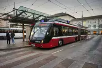 Ein SOLARIS Trollino 18 MetroStyle der SLB, hält als Linie 2 (Obergnigl - Airport (Terminal) - Walserfeld Schule), an der Haltestelle Salzburg Hauptbahnhof.
Aufgenommen am 10.12.2016.