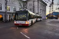 Ein Van Hool AG 300 T der SLB, fährt als Linie 1 (Kleßheim Kavalierhaus - Messe - Salzburgarena), in die Haltestelle Salzburg Hauptbahnhof ein.
Aufgenommen am 10.12.2016.
