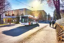 Ein Mercedes-Benz O 530 II von albus-Salzburg, fährt als Linie 22 (Josefiau (C) - Lastenstraße), nahe der Haltestelle Hauptbahnhof (Weiserstraße) vorüber.
Aufgenommen am 29.12.2016.