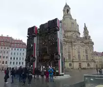 Kunstaktion für den Dresdner Neumarkt am 17.02.2017. Ausrangierte Busse sollen vor der Frauenkirche an den Bürgerkrieg in Syrien erinnern.