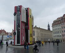 Kunstaktion für den Dresdner Neumarkt am 17.02.2017. Ausrangierte Busse sollen vor der Frauenkirche an den Bürgerkrieg in Syrien erinnern.
