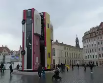 Kunstaktion für den Dresdner Neumarkt am 17.02.2017. Ausrangierte Busse sollen vor der Frauenkirche an den Bürgerkrieg in Syrien erinnern.