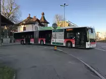Der Citaro Gelenkbus Nr. 28 auf der Linie 21 Richtung Lingeriz, am 10.3.17 kurz vor dem Bhf Süd.
